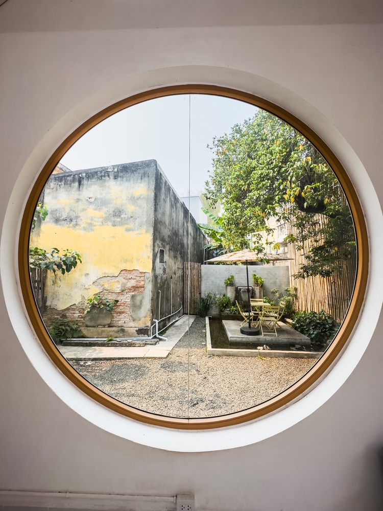 okrugli fiksni prozor